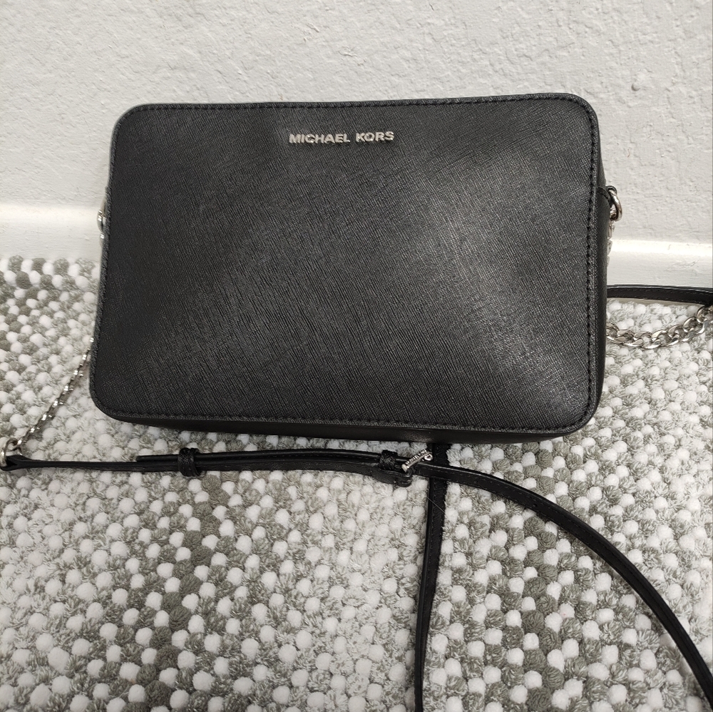 Michael Kors Jet Set Travel Saffiano Leather Crossbody bag Black 32S4STVC3L